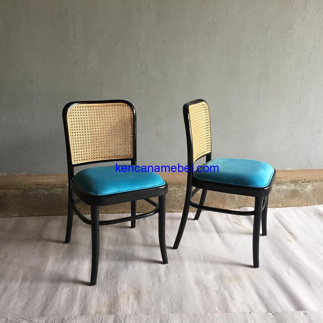 Kursi Cafe Rotan Kayu Bludru