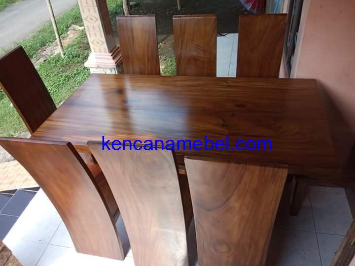 Set Meja Makan 8 Kursi Trembesi